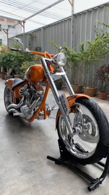 哈雷定制大狗独立后悬挂vh排气大轮胎电镀件收藏展示