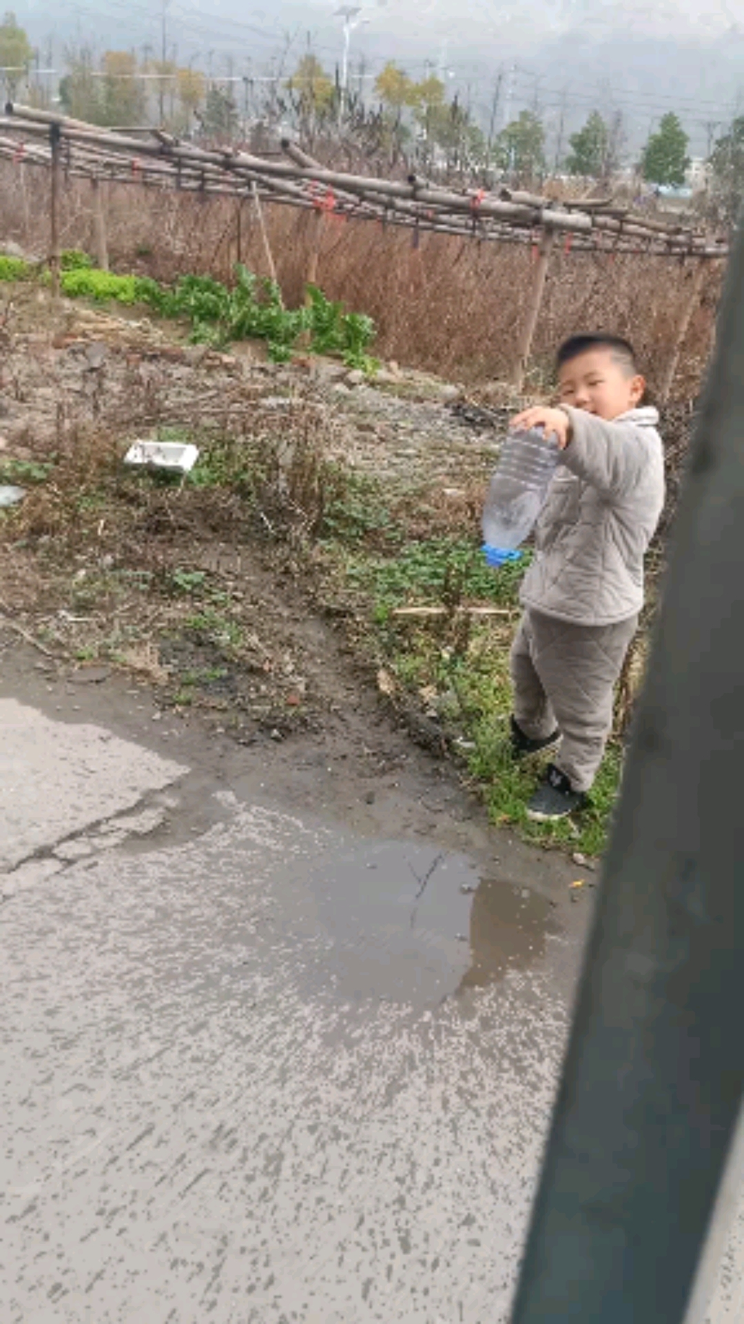 今天天气不错带儿子出来捡破烂,自己下不来车,还好有你帮忙,没带你就