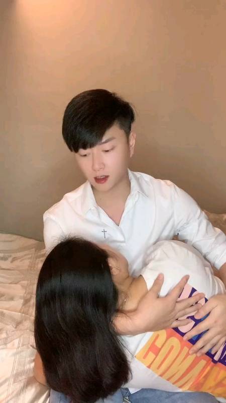 老婆每次身体不舒服的时候我都会这样抱着她,真希望能替她分担