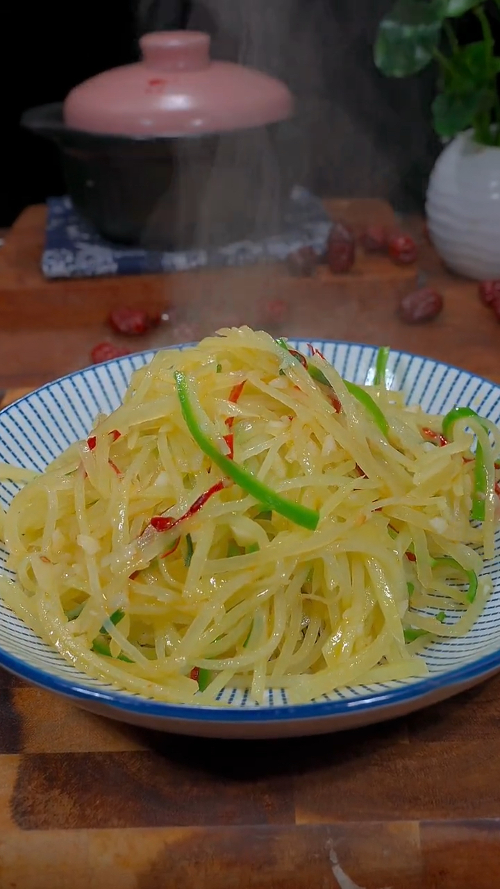 美食#好吃的青椒炒土豆丝
