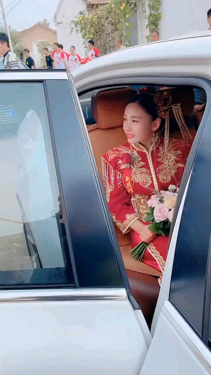 女儿出嫁,爸妈依依不舍,站在路边久久不愿离开,一家人痛哭道别