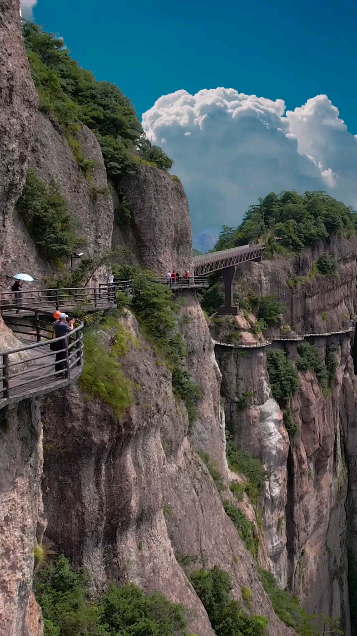 旅游进行时 悬崖峭壁出美景