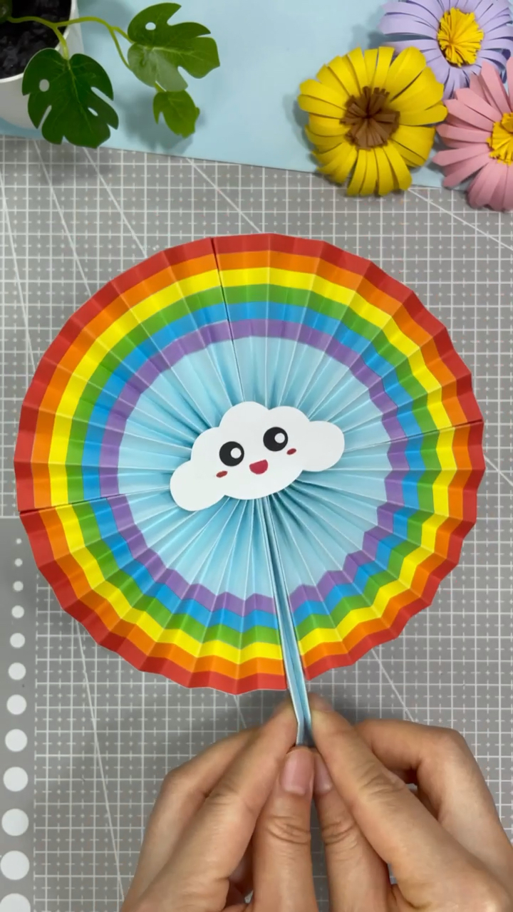 幼儿园手工手工彩虹小扇子