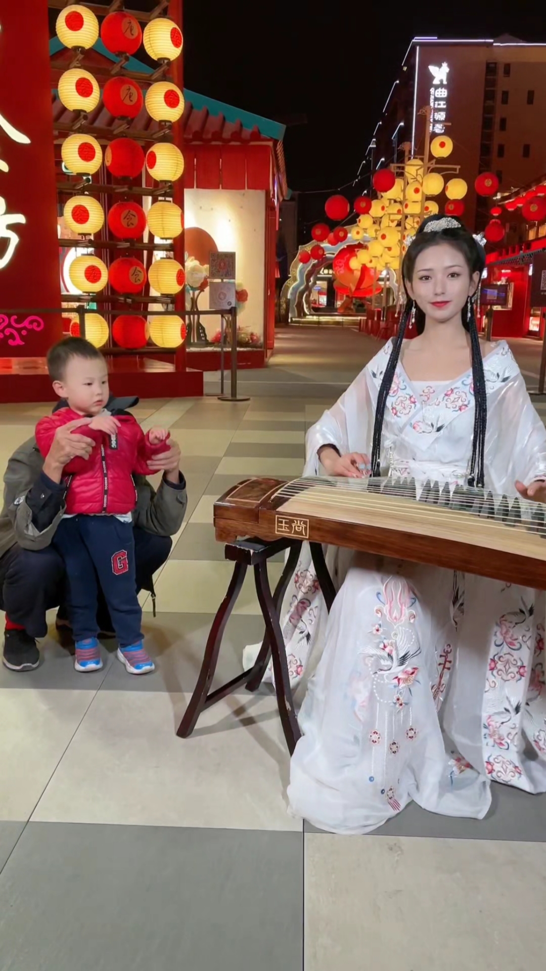 大唐不夜城千艺仙女下凡来奏响美丽的大唐不夜城旁边的小伙子好有前途