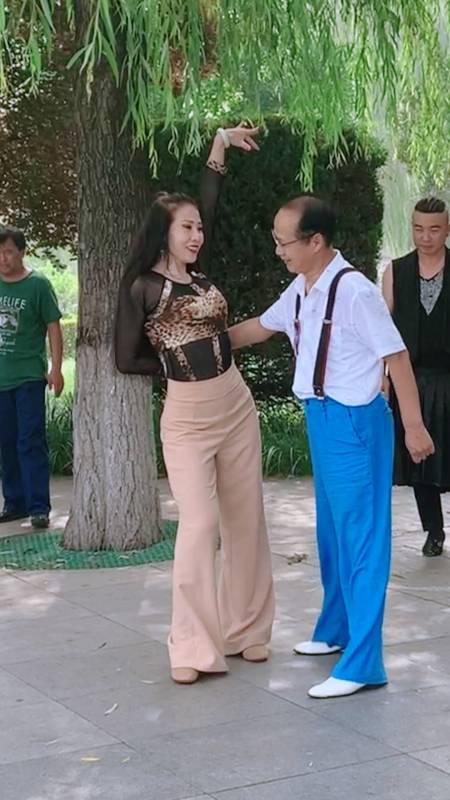 记录生活#大叔和美女跳美了