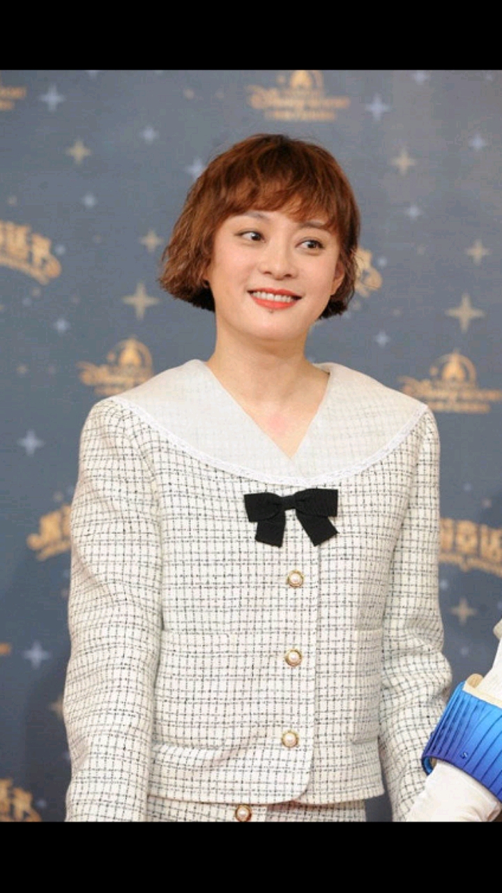 孙俪风格大变,烫泡面头穿小香风,复古优雅却难掩衰老痕迹