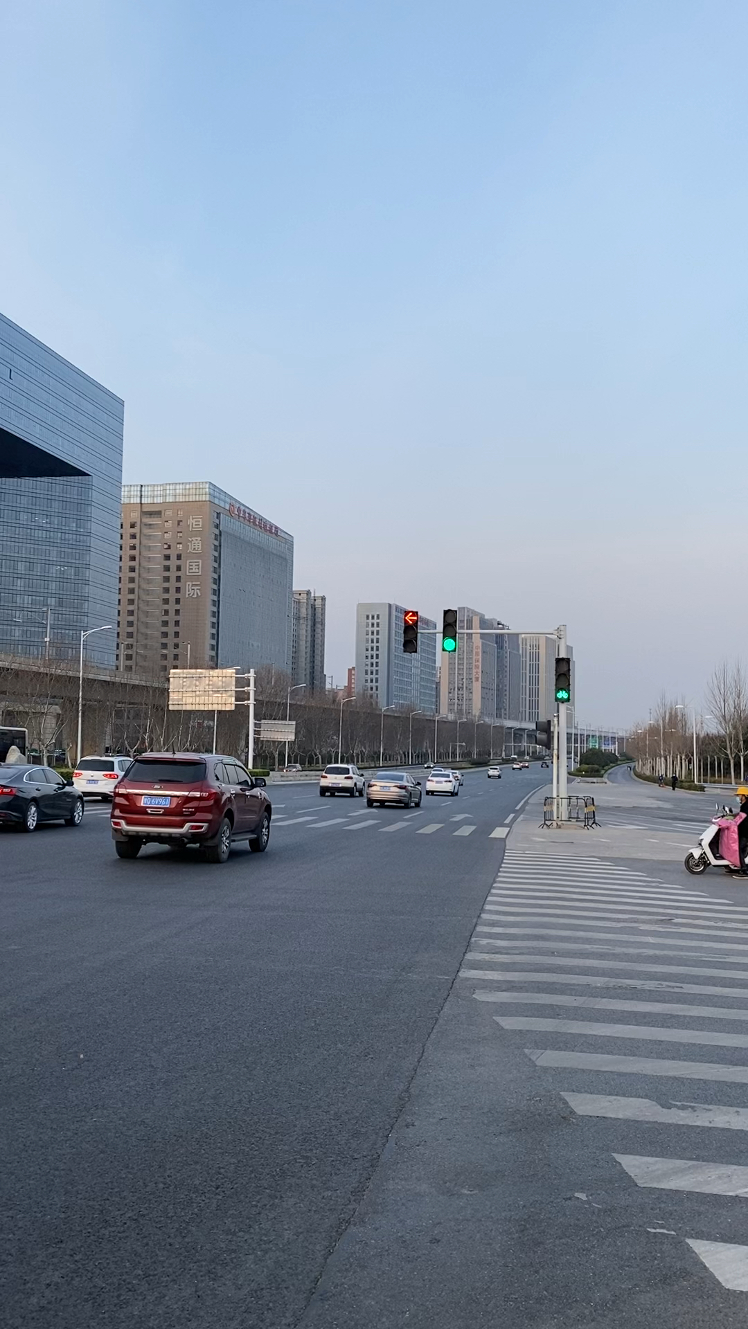 清晨,郑东新区金水东路街景!-全民小视频