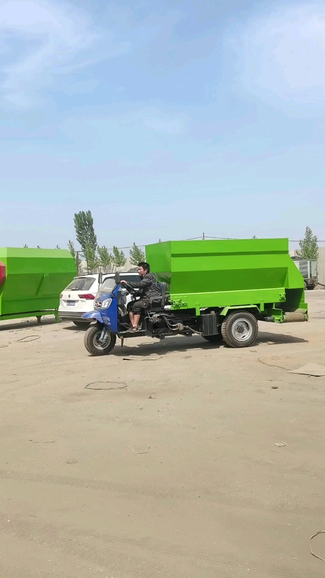 电动撒料车#5立方柴油三轮撒料车