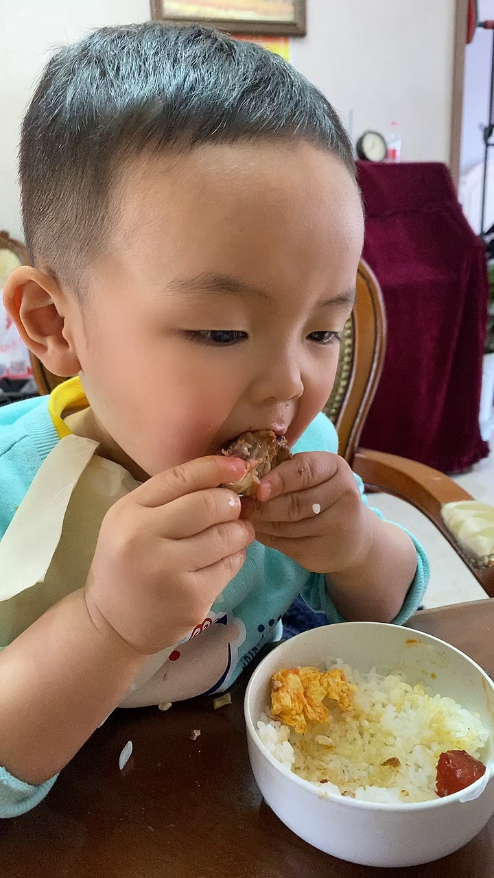 熊孩子的日常#只吃肉的娃!