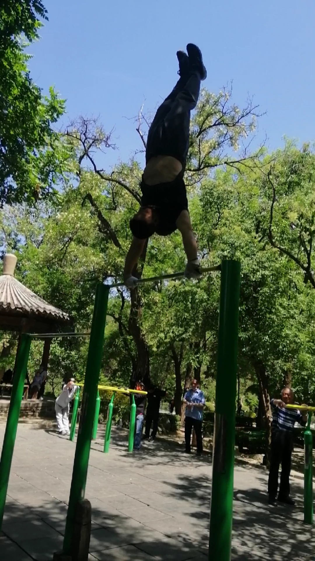 练单杠大回环,要从基础摆浪学起-度小视