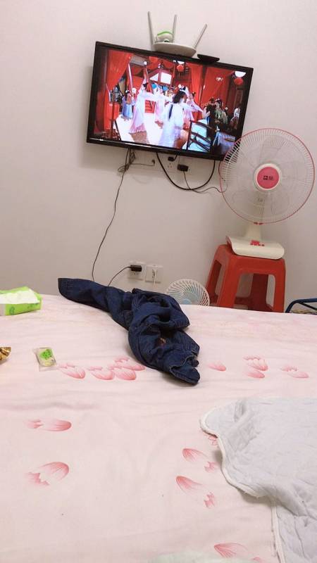 夏日炎炎有你真甜#睡地上了