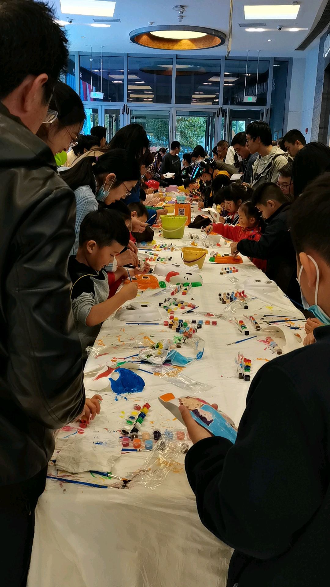 昨天万圣节活动孩子们画画现场.