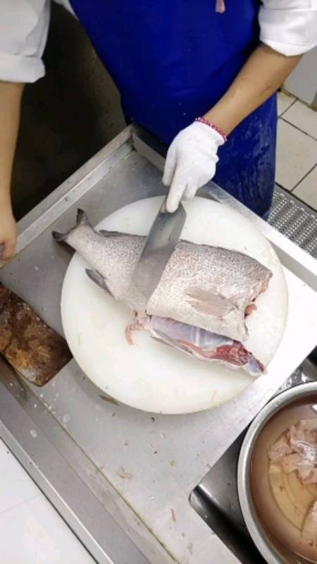 酒店老师傅都是这样剁鱼的,处理方法正确吗?