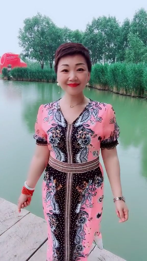 奔五的老阿姨没有什么才艺,只有一颗年轻的心态,路过的朋友不嫌弃打个