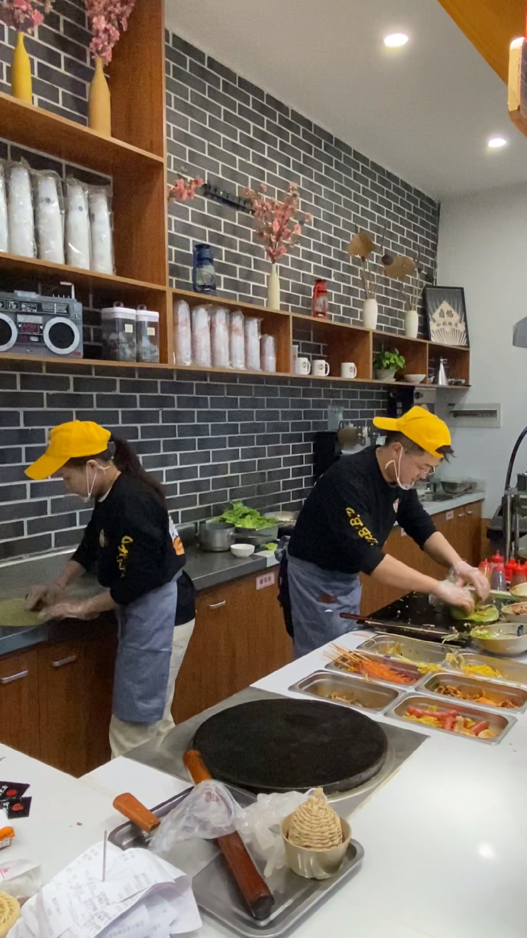 美食#河北夫妻学了5天就把卷饼店开起来了,十平米两个人足够!