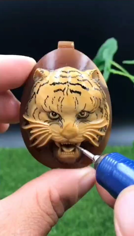 你好,夏天#生肖虎头挂件.俏色巧雕.设计有新意.威武霸气.动态逼真.