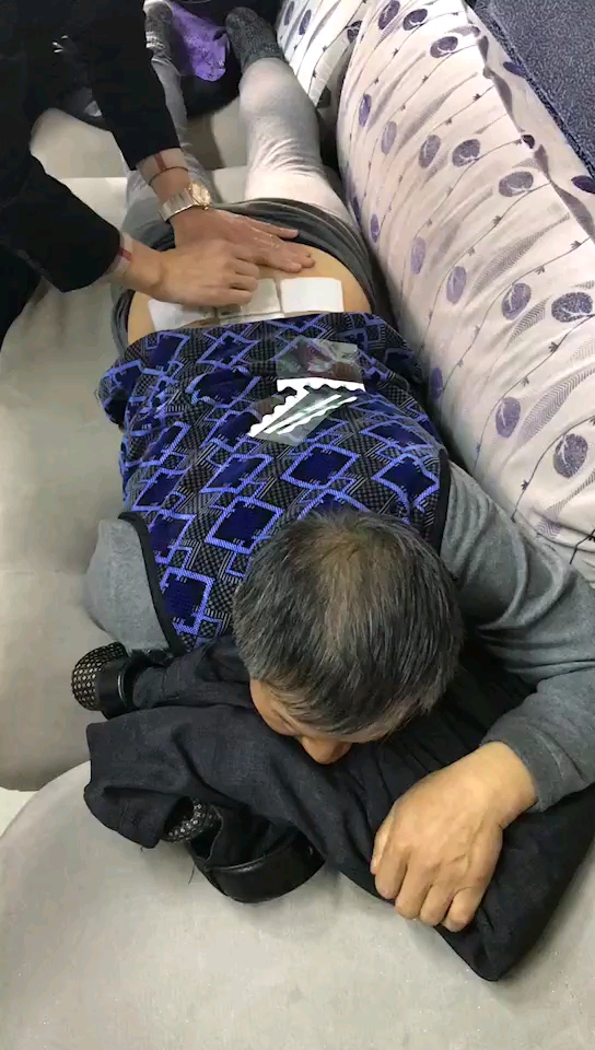 腰间盘突出压迫两侧坐骨神经痛腿疼腿麻脚麻