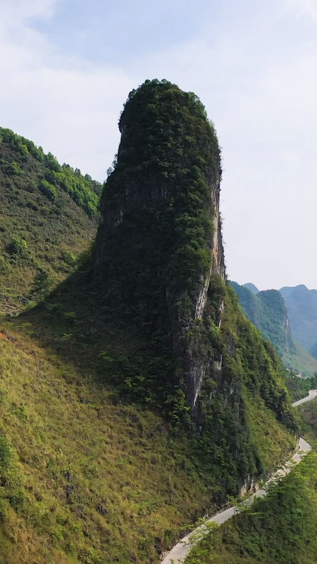 我和春天有个约会广西阴阳山两座山隔山相望大自然太奇妙了
