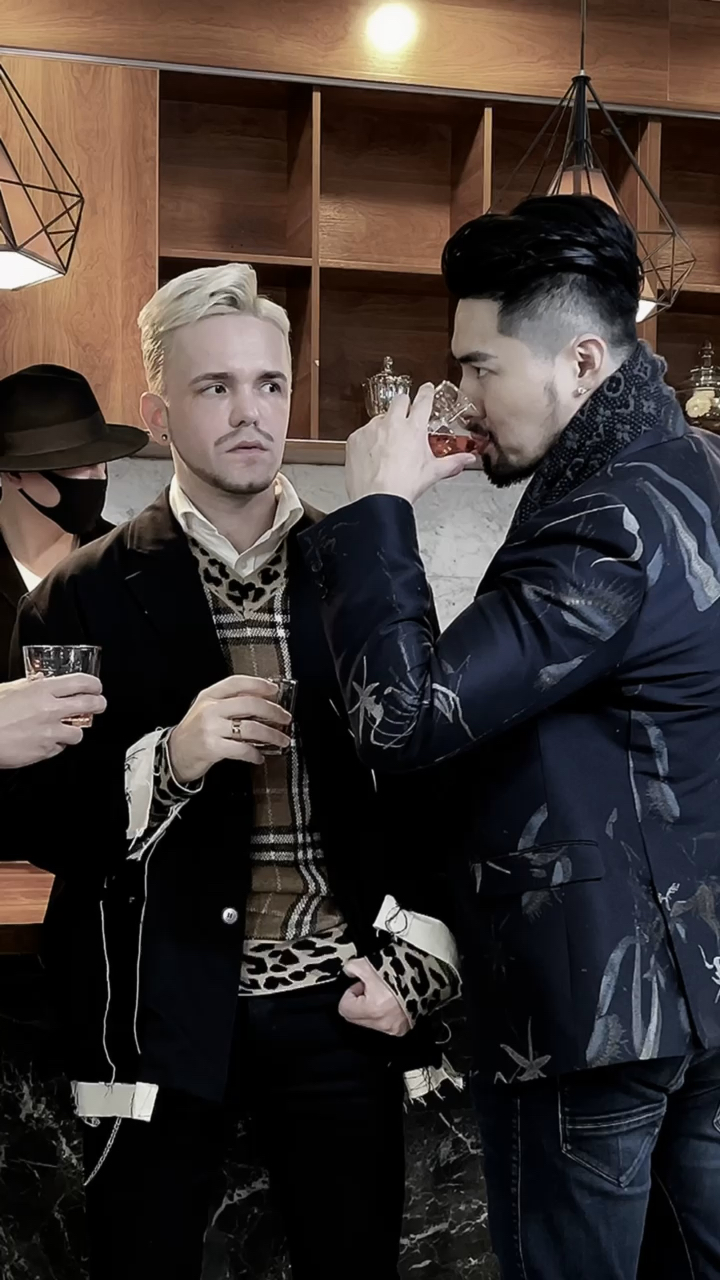 alekskost有时候不太懂所有的文化特征梅尼耶碰杯