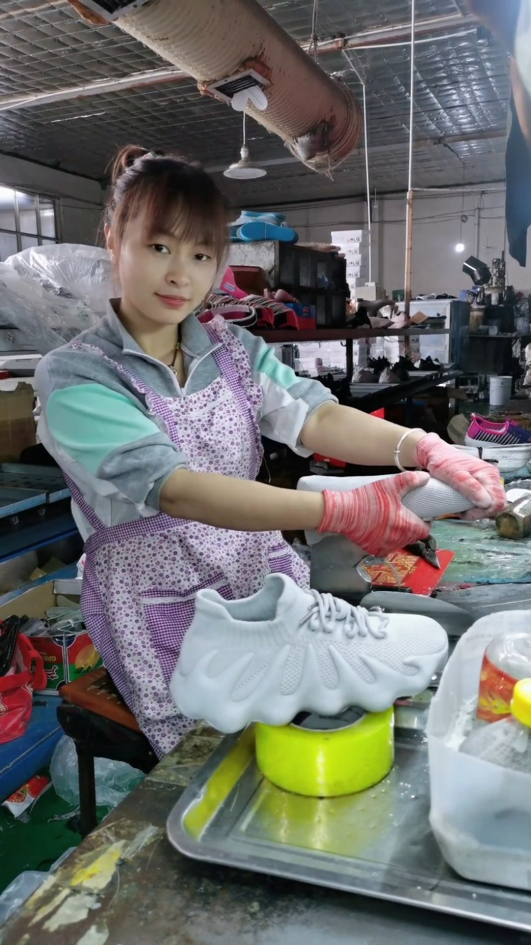 你工作的样子真美#我在鞋厂套鞋养自己,你呢?