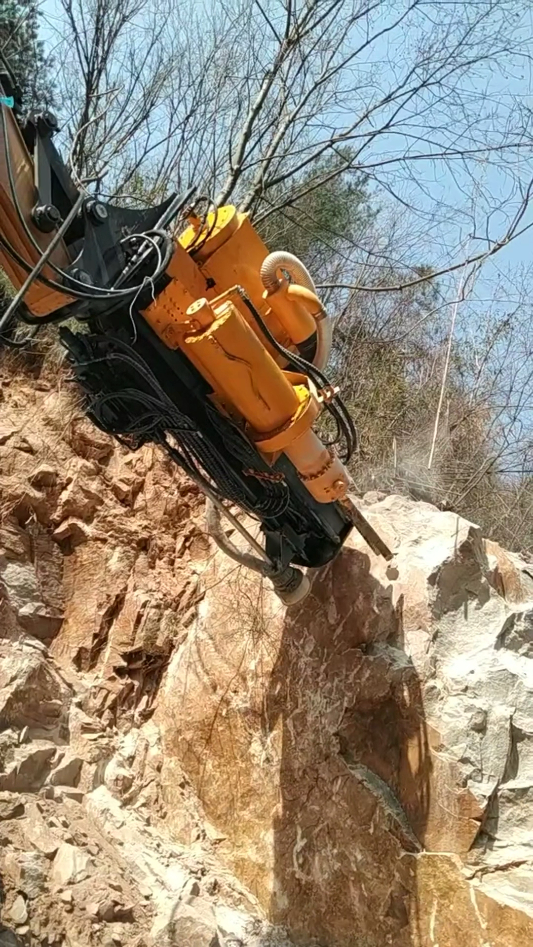 静态环保岩石劈裂机#钻裂一体机挖掘机钻爆一体机挖改钻孔胀裂一体机