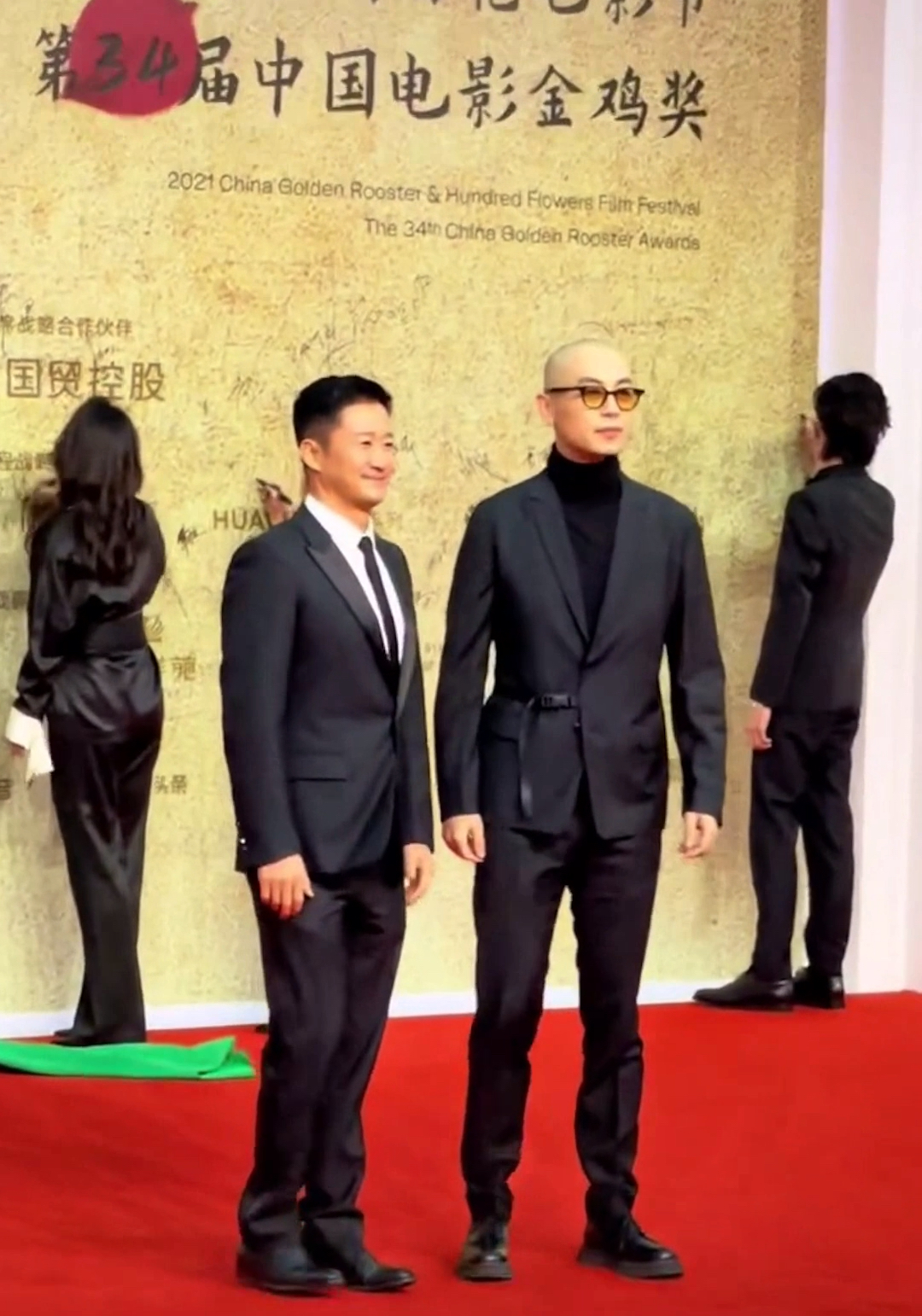 吴京#吴京朱亚文同框出镜,朱亚文光头造型很抢眼,两个人依旧帅气十足