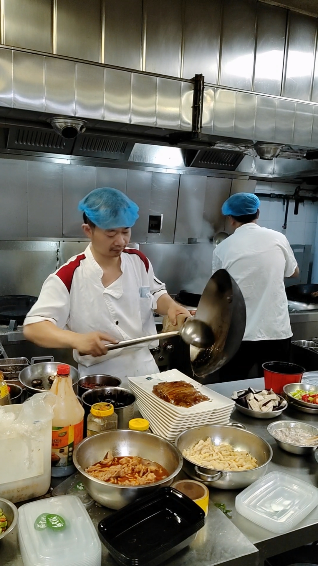 后厨忙碌的时光
