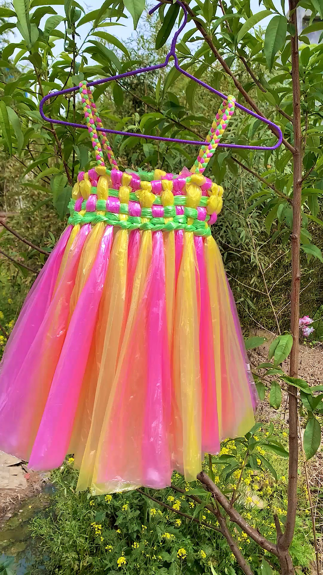 手工制作塑料垃圾袋做出来的衣服穿上很漂亮