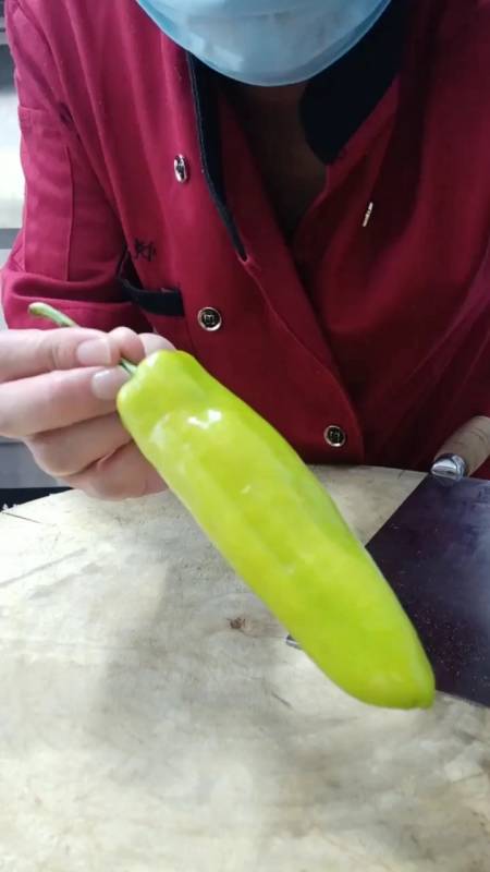 大酒店师傅演绎青椒菱形切法