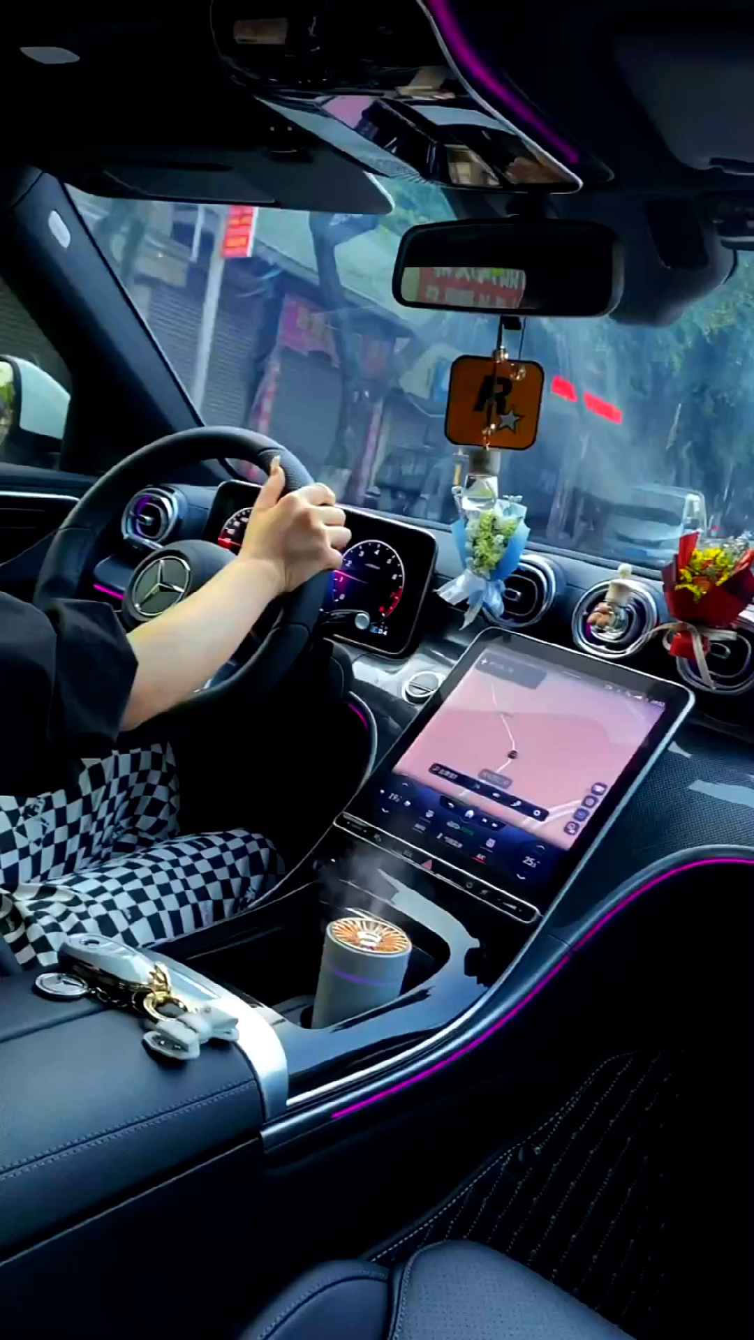 网上人均法拉利,在现实中能开25万的奔驰c,估计已经是普通人的天花板