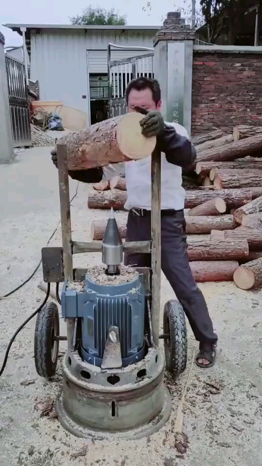 师傅自制的劈柴神器,一天劈柴20多吨