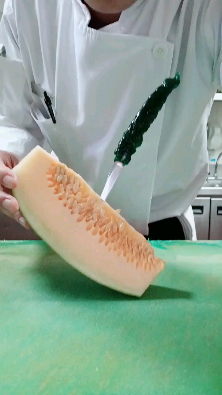 哈密瓜果盘这样切,简单又实用
