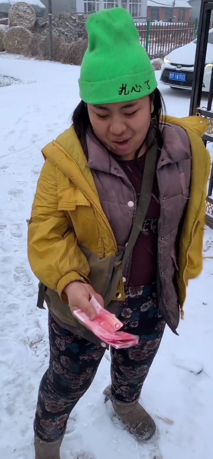 东北大姐真是实力坑爹啊,老爸的钱她都诈,诈来钱就去买肉吃