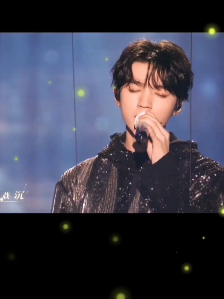 你一眨眼我就心动看王俊凯在发光呀00舞台凯0702