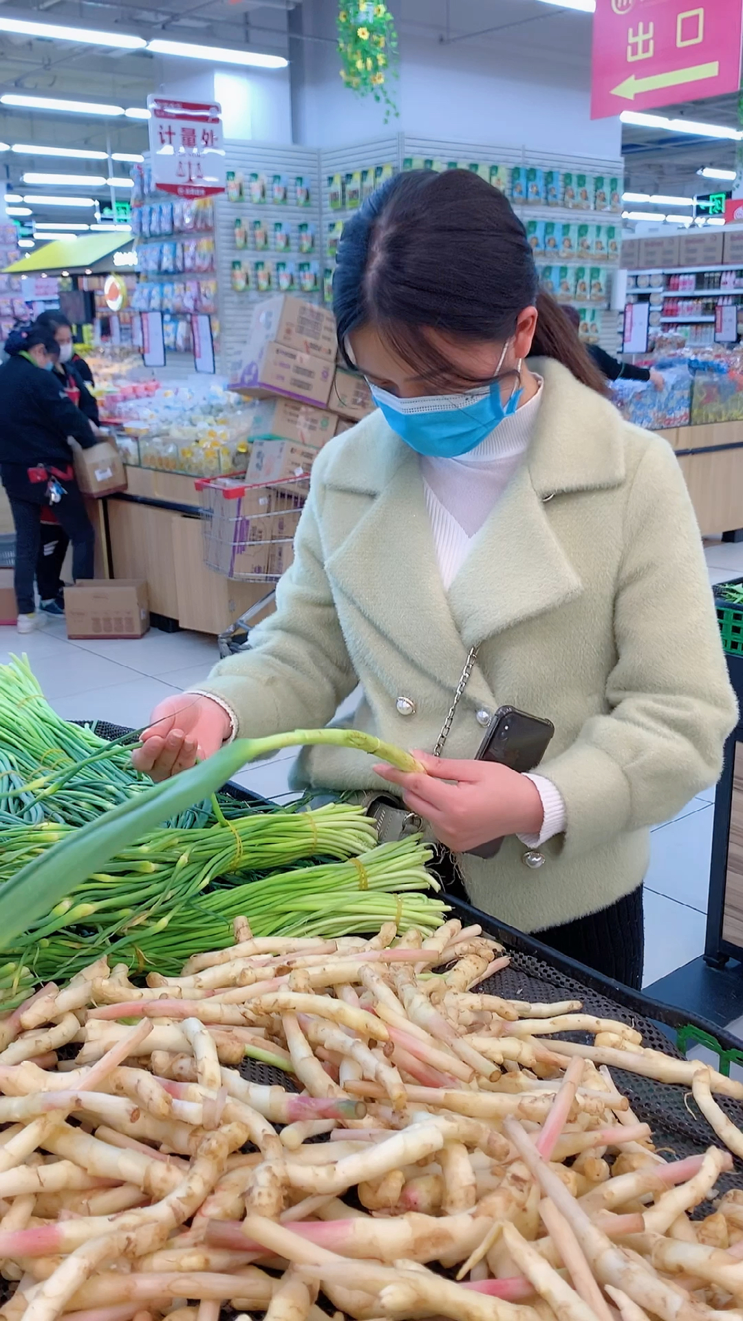 搞笑段子剧#媳妇出去买菜买回来的总是不对,今天叫她拿着样本去买!