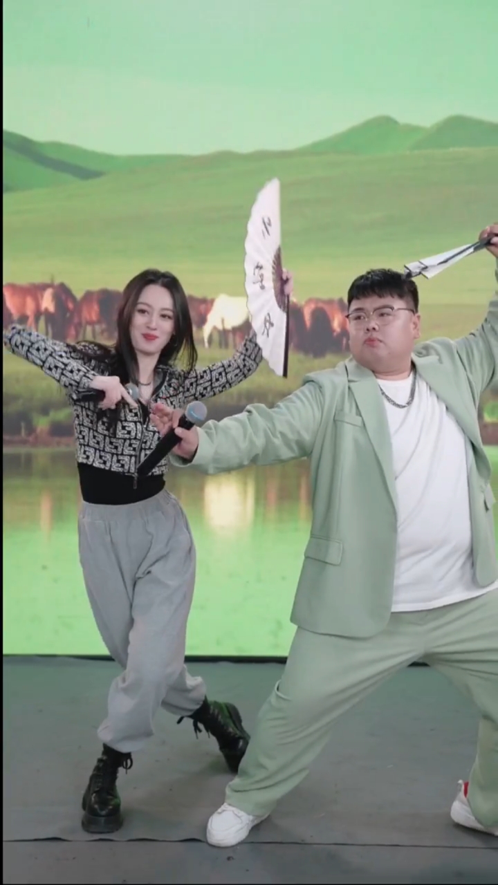 唐艺和凯胖演唱经典老歌铁血丹心