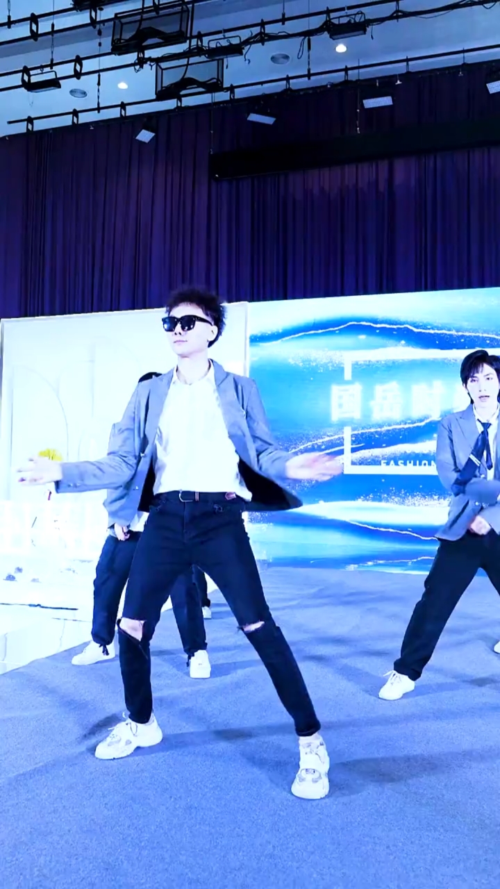 国岳时装周 晓娅zhibojian来了很多帅哥,你不来看看?