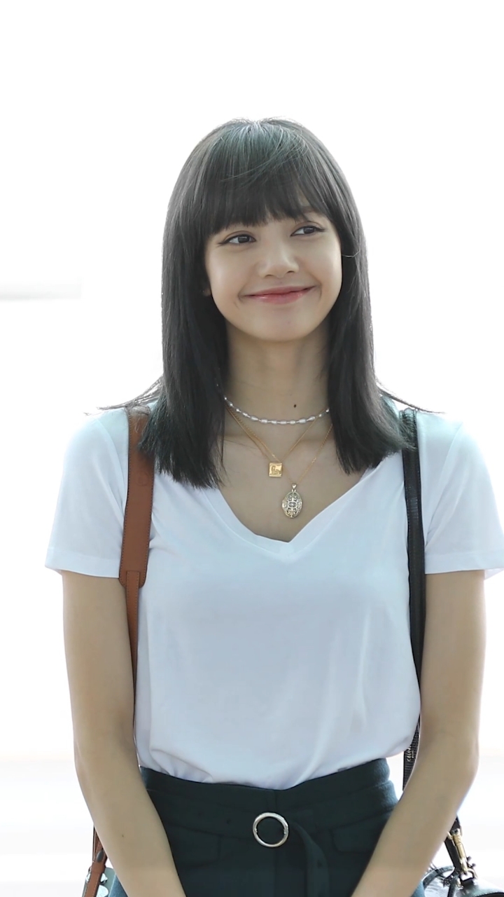 lisa不笑的时候特别攻,笑起来又特可爱