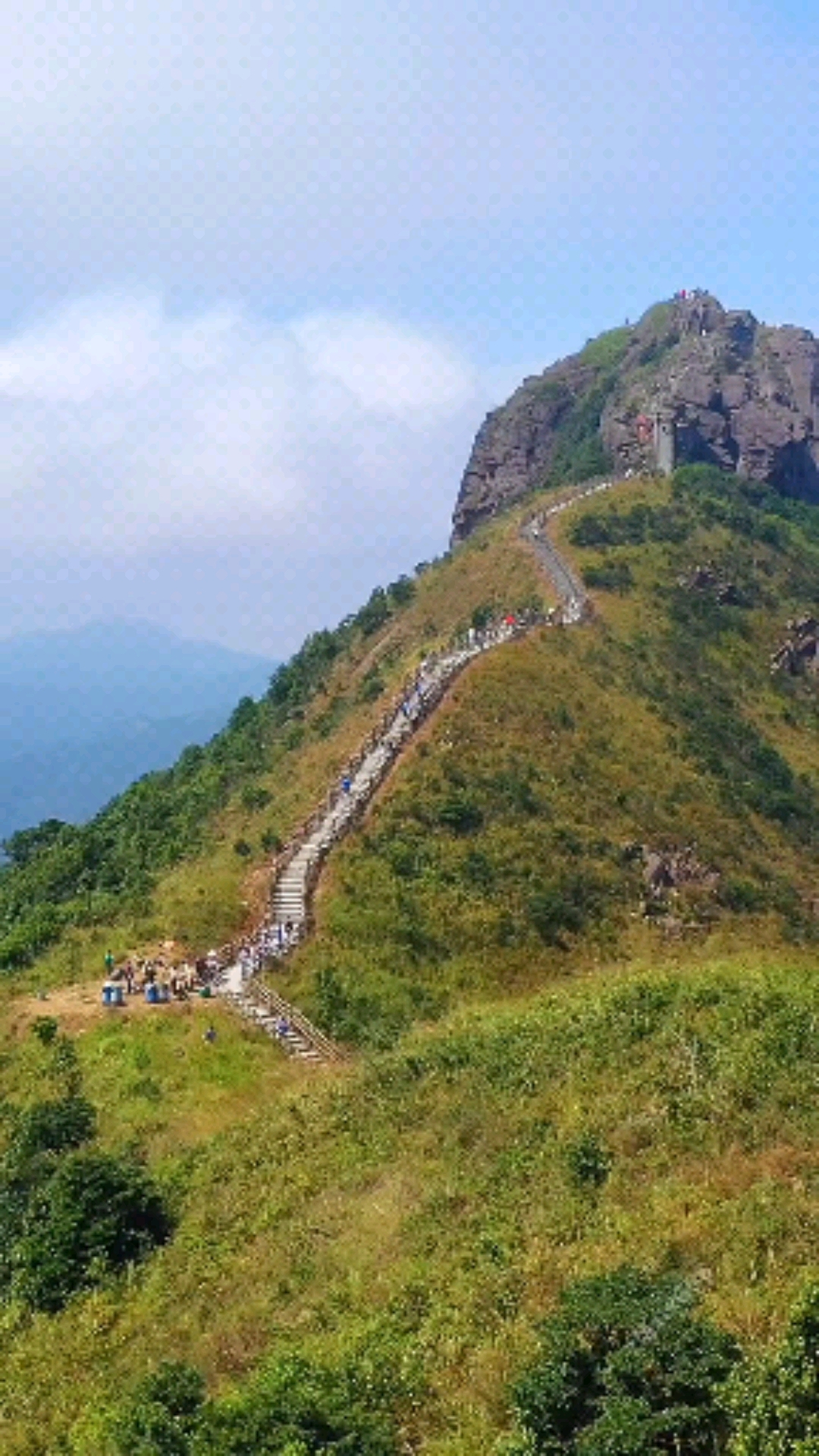 东莞第一峰银瓶山通顶之路,海拔898米,站在山顶,风光无限好,一览众山