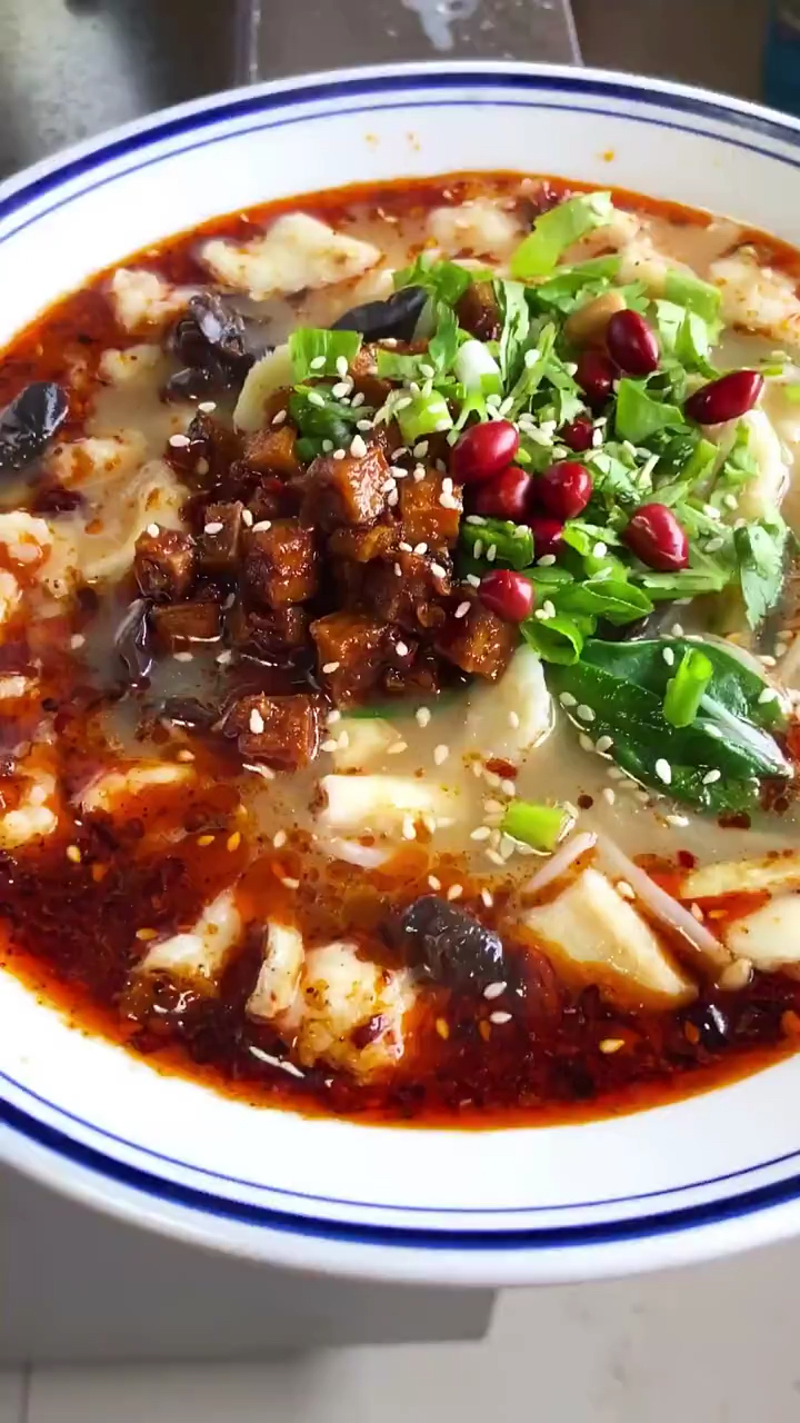 美食看中国#陕西人才吃的豆腐烩菜泡馍,鲜香麻辣,冬天夜市最受欢迎的