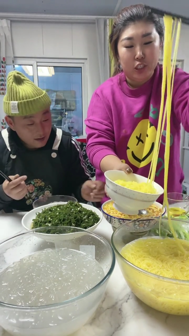 东北夫妻开饭了,老公做了媳妇最爱吃的黄面条,把媳妇都吃美了