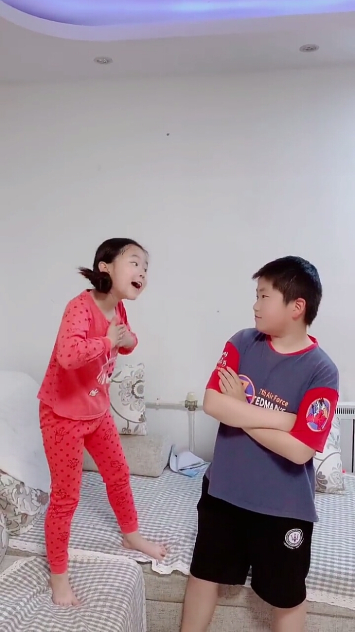 搞笑吹牛#兄妹俩吹牛皮吹到天上去了,等下会不会干起来啊?