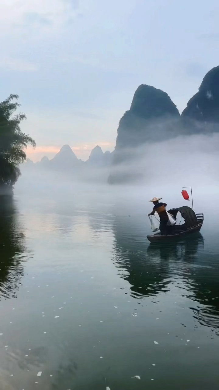 人生来去一场空,功名利禄浮云中;世人皆被浮名累,闲来江畔羡渔翁!