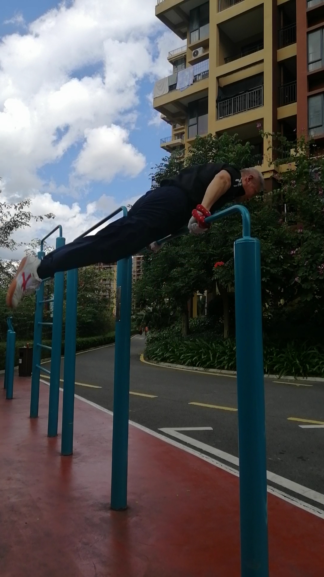 单杠基础练习,长振屈身上接向后腹回环