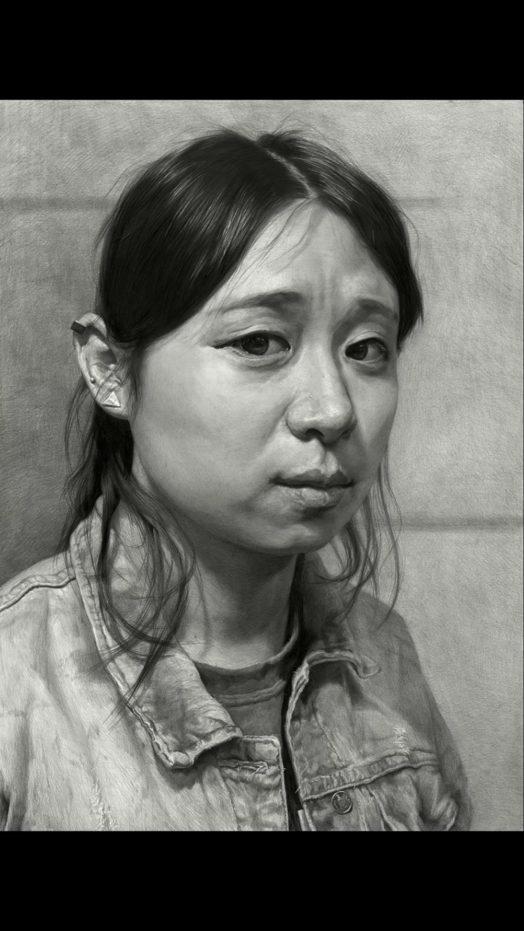 绘画#刘斌老师超写实素描半身像《穿着女仔衣的女青年》