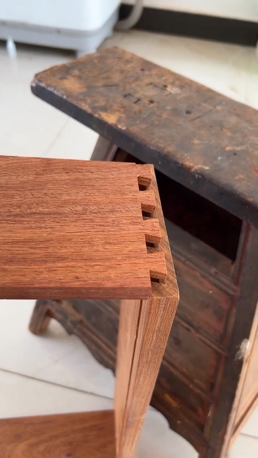 榫卯传统燕尾榫结构制作红木抽屉榫卯衔接每一处细节部位都严丝合缝