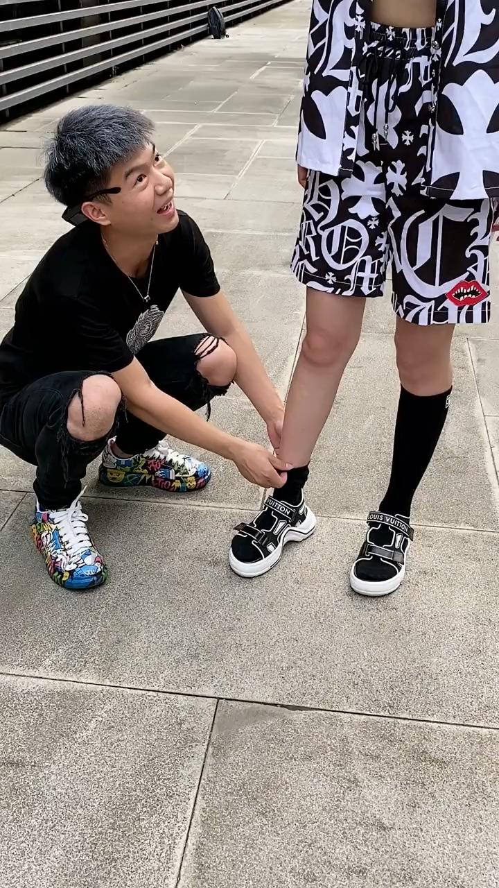 小伙子帮小姐姐提袜子是什么感觉97-度小视