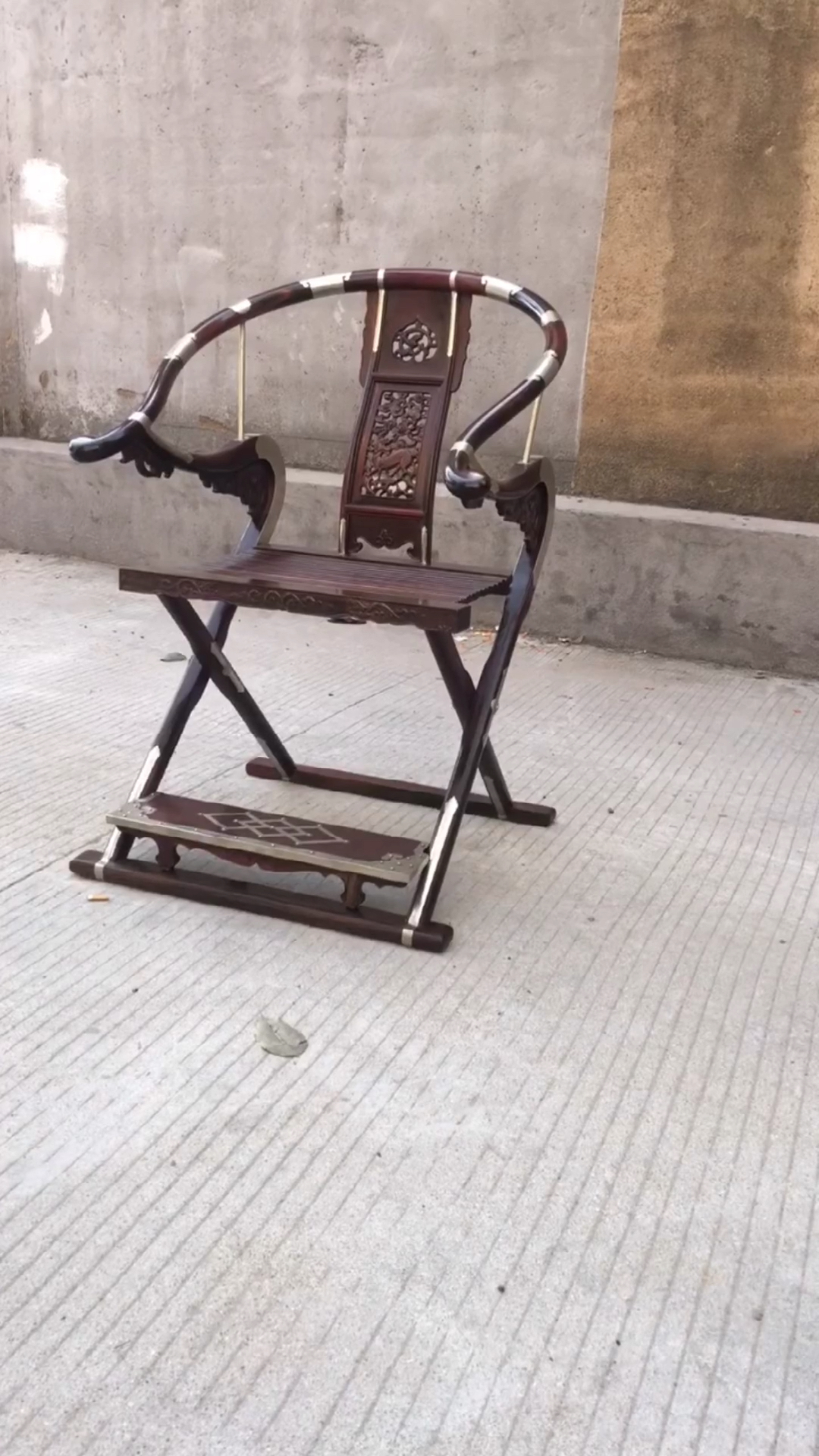 交椅古称头把交椅,是权利和地位的象征.