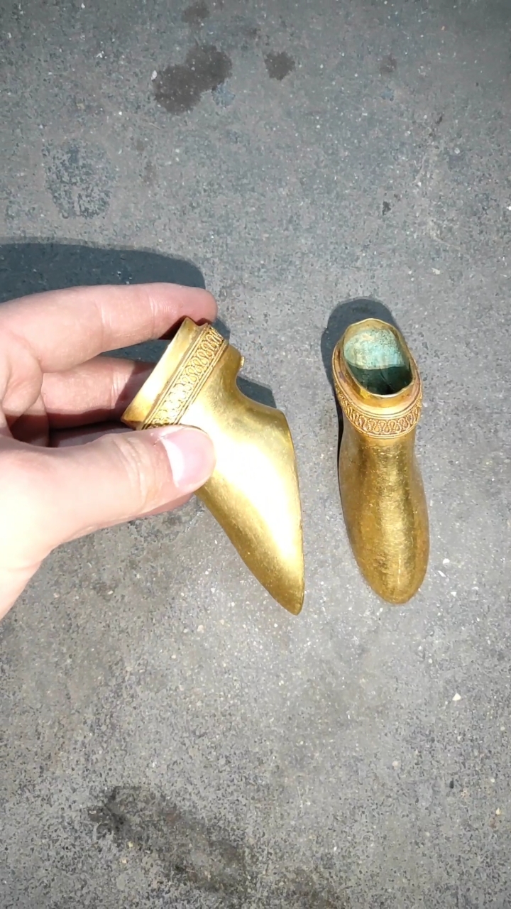 纯金的金鞋.