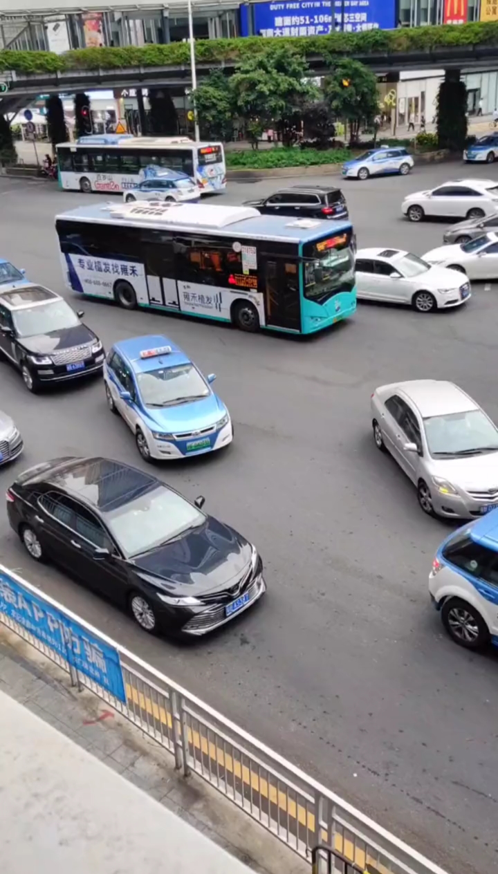 出租车没机会加塞后面的路虎揽胜开始烦躁不安了顶不住压力的出租车